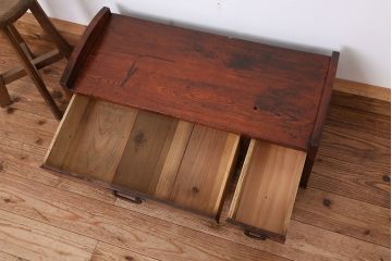アンティーク家具　アンティーク　古い木の小さな机(ローボード/テーブル)