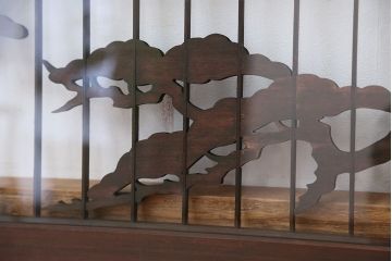 古民具・骨董　松に鶴　彫刻欄間(ガラス入り)(明り取り)