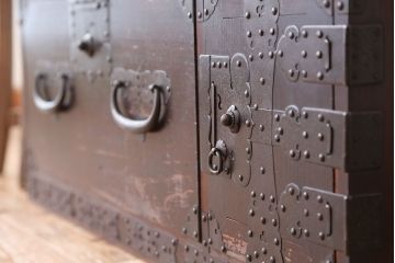 アンティーク家具　古民具・骨董 明治期 太鼓鋲 使い込まれた二段重ね観音開き時代箪笥