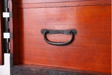 アンティーク家具　古民具・骨董 明治期 太鼓鋲 使い込まれた二段重ね観音開き時代箪笥
