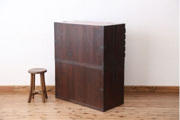 アンティーク家具　古民具・骨董 明治期 太鼓鋲 使い込まれた二段重ね観音開き時代箪笥