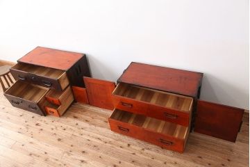 アンティーク家具　古民具・骨董 明治期 太鼓鋲 使い込まれた二段重ね観音開き時代箪笥