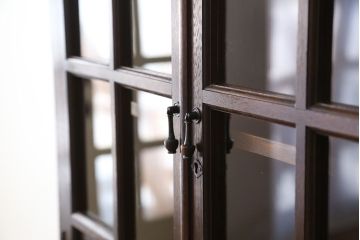 アンティーク家具　大正ロマン 特別注文造り 厚手ナラ材の上質な二段重ね食器棚(収納棚)