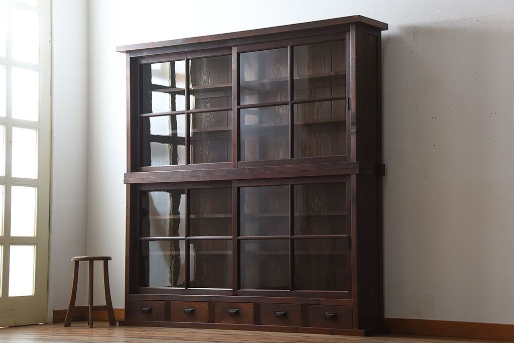 アンティーク家具　アンティーク 大きな二段重ね薄型収納棚(飾り棚・ガラスケース・ショーケース)