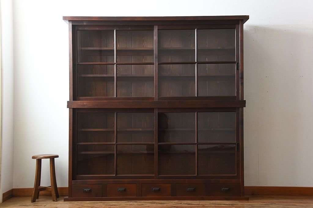 アンティーク家具　アンティーク 大きな二段重ね薄型収納棚(飾り棚・ガラスケース・ショーケース)