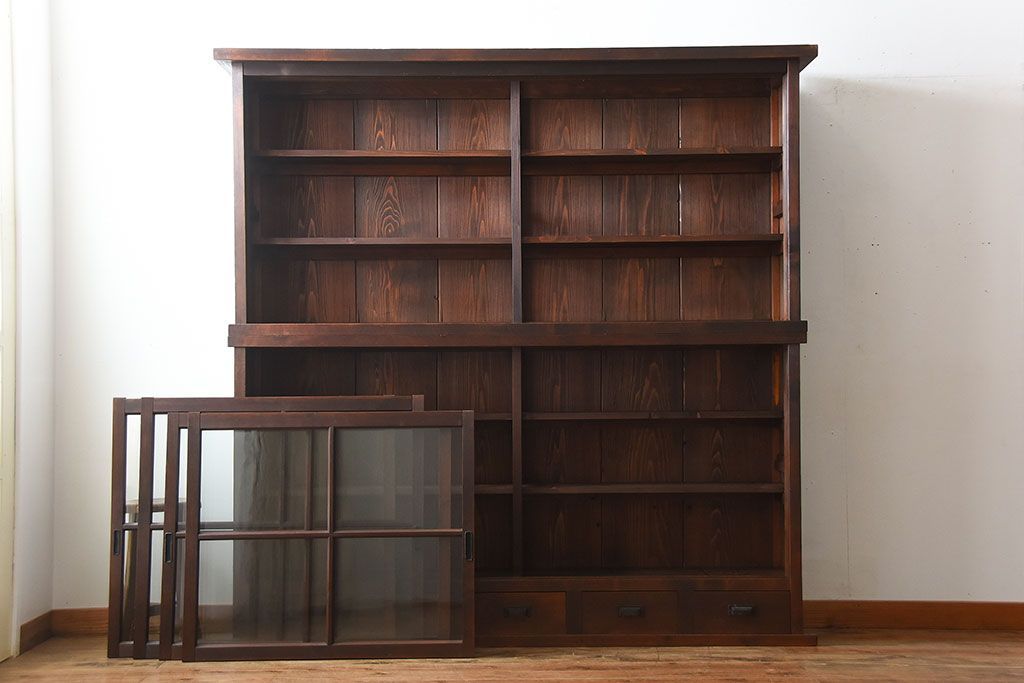 アンティーク家具　アンティーク 大きな二段重ね薄型収納棚(飾り棚・ガラスケース・ショーケース)