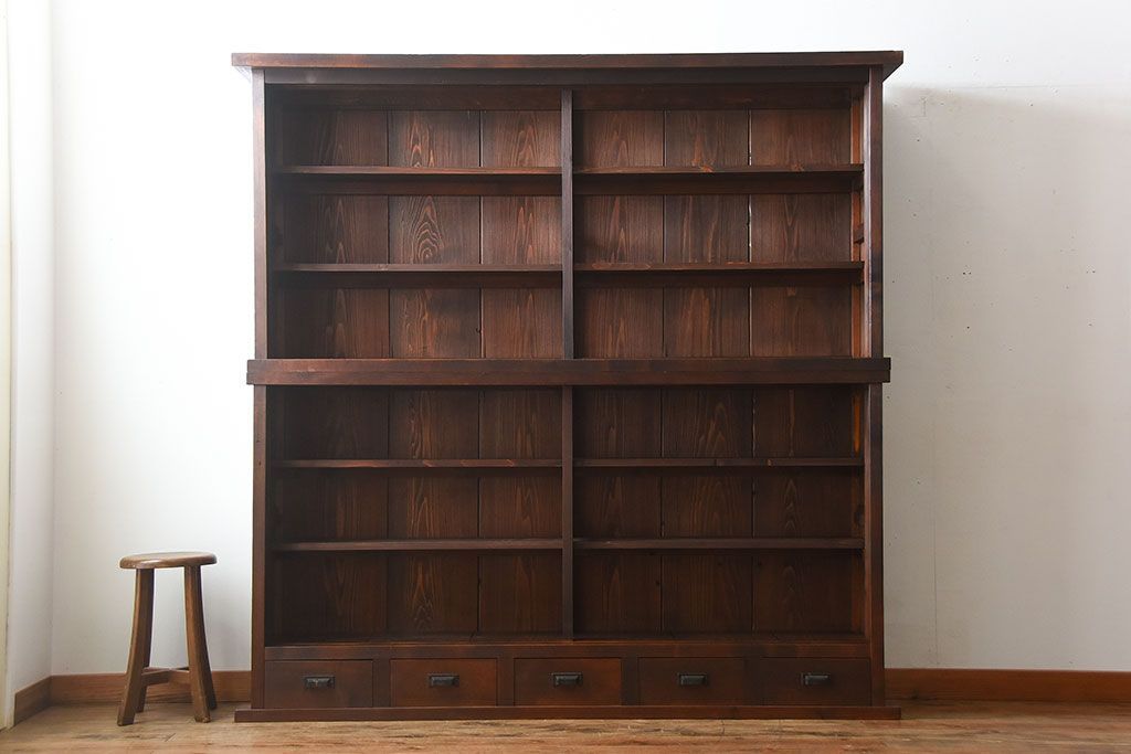 アンティーク家具　アンティーク 大きな二段重ね薄型収納棚(飾り棚・ガラスケース・ショーケース)