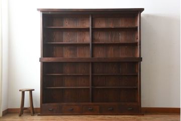 アンティーク家具　アンティーク 大きな二段重ね薄型収納棚(飾り棚・ガラスケース・ショーケース)