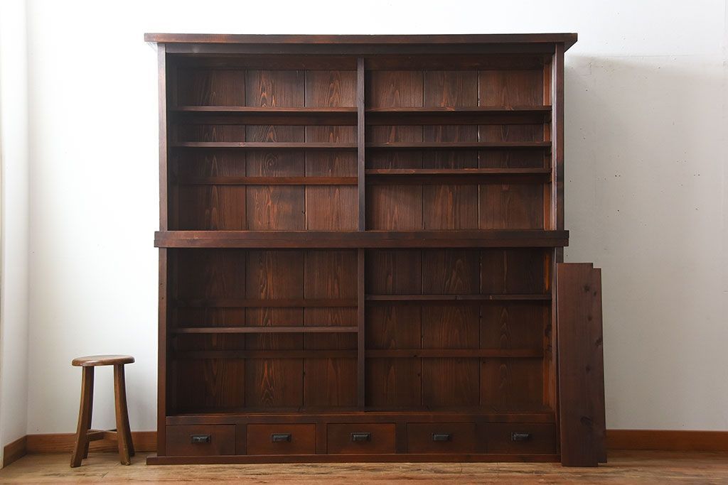 アンティーク家具　アンティーク 大きな二段重ね薄型収納棚(飾り棚・ガラスケース・ショーケース)