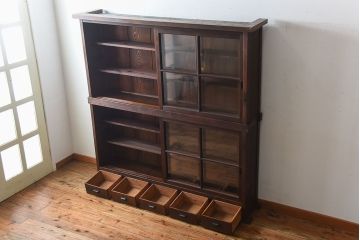 アンティーク家具　アンティーク 大きな二段重ね薄型収納棚(飾り棚・ガラスケース・ショーケース)
