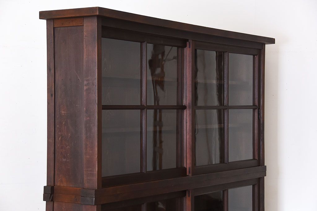 アンティーク家具　アンティーク 大きな二段重ね薄型収納棚(飾り棚・ガラスケース・ショーケース)