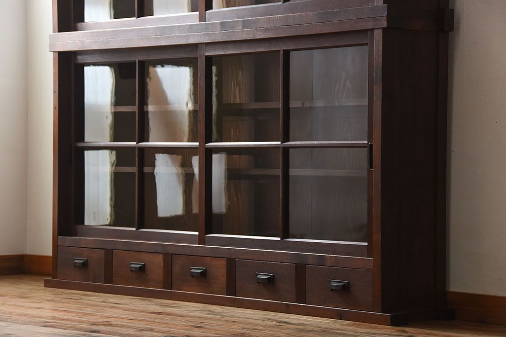 アンティーク家具　アンティーク 大きな二段重ね薄型収納棚(飾り棚・ガラスケース・ショーケース)