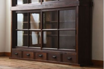 アンティーク家具　アンティーク 大きな二段重ね薄型収納棚(飾り棚・ガラスケース・ショーケース)