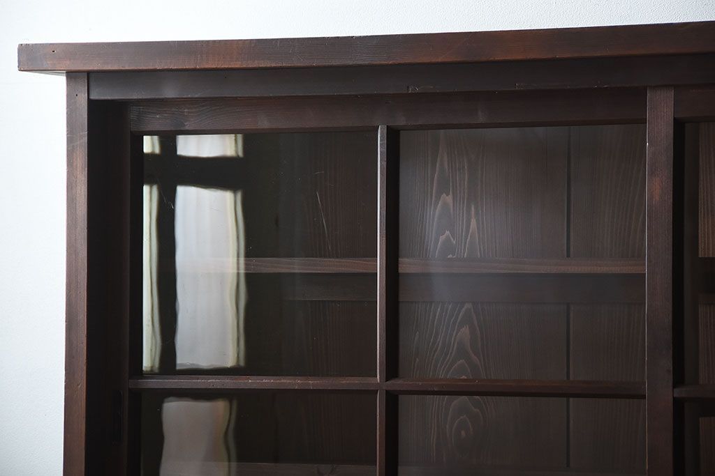 アンティーク家具　アンティーク 大きな二段重ね薄型収納棚(飾り棚・ガラスケース・ショーケース)