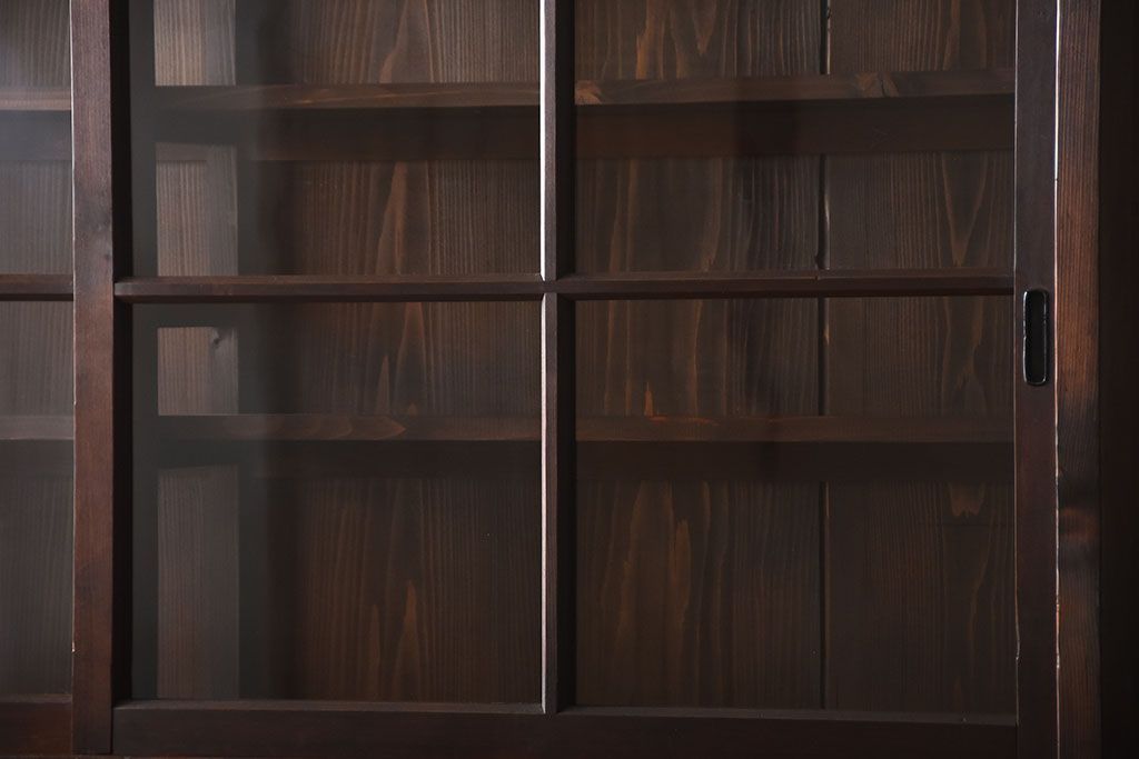 アンティーク家具　アンティーク 大きな二段重ね薄型収納棚(飾り棚・ガラスケース・ショーケース)