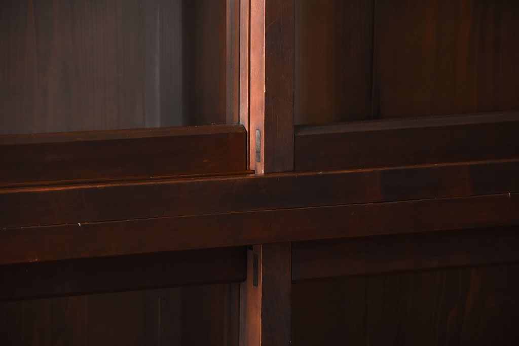 アンティーク家具　アンティーク 大きな二段重ね薄型収納棚(飾り棚・ガラスケース・ショーケース)