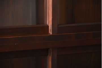 アンティーク家具　アンティーク 大きな二段重ね薄型収納棚(飾り棚・ガラスケース・ショーケース)