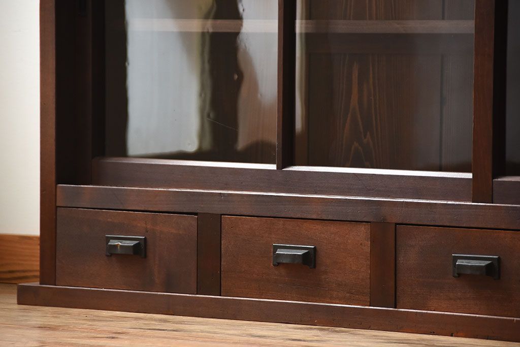 アンティーク家具　アンティーク 大きな二段重ね薄型収納棚(飾り棚・ガラスケース・ショーケース)