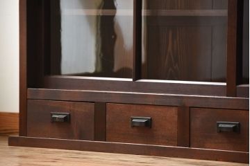 アンティーク家具　アンティーク 大きな二段重ね薄型収納棚(飾り棚・ガラスケース・ショーケース)