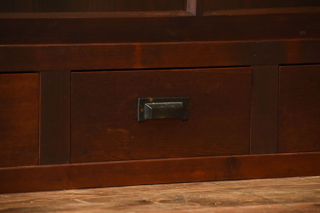 アンティーク家具　アンティーク 大きな二段重ね薄型収納棚(飾り棚・ガラスケース・ショーケース)