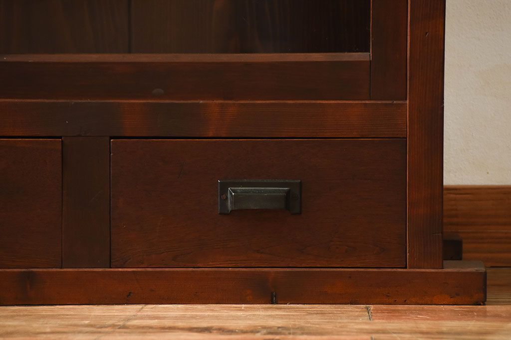 アンティーク家具　アンティーク 大きな二段重ね薄型収納棚(飾り棚・ガラスケース・ショーケース)