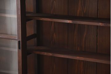 アンティーク家具　アンティーク 大きな二段重ね薄型収納棚(飾り棚・ガラスケース・ショーケース)