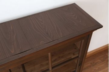 レトロ家具　アンティーク　味のあるレトロな脚付きガラス収納棚(陳列ケース・食器棚)