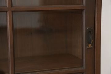 レトロ家具　アンティーク　味のあるレトロな脚付きガラス収納棚(陳列ケース・食器棚)