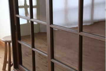 レトロ家具　アンティーク　味のあるレトロな脚付きガラス収納棚(陳列ケース・食器棚)