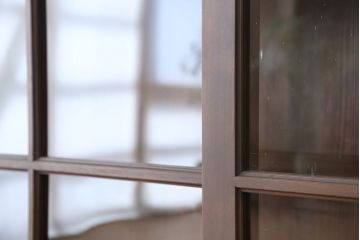レトロ家具　アンティーク　味のあるレトロな脚付きガラス収納棚(陳列ケース・食器棚)