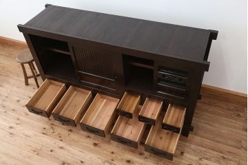 アンティーク家具　古民具・骨董　前面欅材とヒノキ材脚付き重厚な近江水屋箪笥ローボード(テレビ台、キャビネット、収納棚、食器棚、サイドボード)