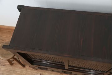 アンティーク家具　古民具・骨董　前面欅材とヒノキ材脚付き重厚な近江水屋箪笥ローボード(テレビ台、キャビネット、収納棚、食器棚、サイドボード)