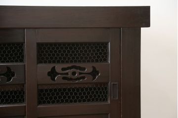 アンティーク家具　古民具・骨董　前面欅材とヒノキ材脚付き重厚な近江水屋箪笥ローボード(テレビ台、キャビネット、収納棚、食器棚、サイドボード)