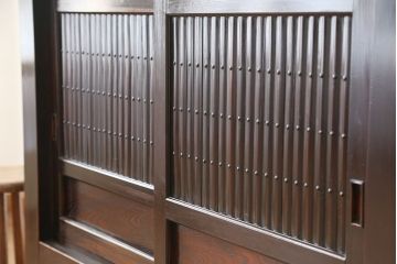 アンティーク家具　古民具・骨董　前面欅材とヒノキ材脚付き重厚な近江水屋箪笥ローボード(テレビ台、キャビネット、収納棚、食器棚、サイドボード)