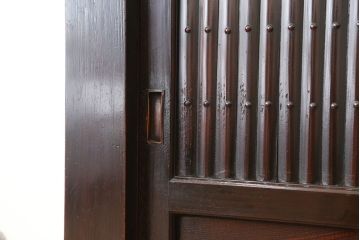 アンティーク家具　古民具・骨董　前面欅材とヒノキ材脚付き重厚な近江水屋箪笥ローボード(テレビ台、キャビネット、収納棚、食器棚、サイドボード)