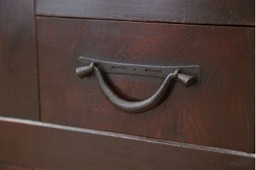 アンティーク家具　古民具・骨董　前面欅材とヒノキ材脚付き重厚な近江水屋箪笥ローボード(テレビ台、キャビネット、収納棚、食器棚、サイドボード)