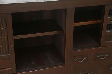 アンティーク家具　古民具・骨董　前面欅材とヒノキ材脚付き重厚な近江水屋箪笥ローボード(テレビ台、キャビネット、収納棚、食器棚、サイドボード)
