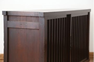 アンティーク家具　古民具・骨董　味わい深い縦桟入り収納箪笥サイドボード(下駄箱、水屋箪笥、食器棚、収納棚)