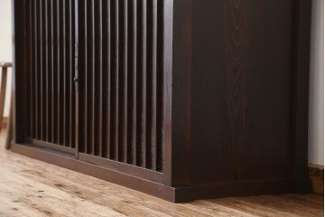 アンティーク家具　古民具・骨董　味わい深い縦桟入り収納箪笥サイドボード(下駄箱、水屋箪笥、食器棚、収納棚)