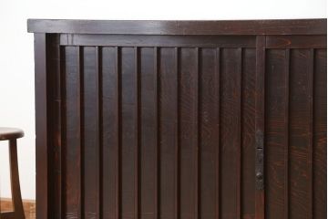 アンティーク家具　古民具・骨董　味わい深い縦桟入り収納箪笥サイドボード(下駄箱、水屋箪笥、食器棚、収納棚)