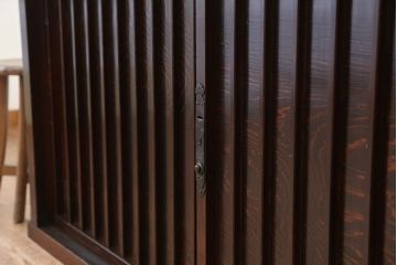 アンティーク家具　古民具・骨董　味わい深い縦桟入り収納箪笥サイドボード(下駄箱、水屋箪笥、食器棚、収納棚)