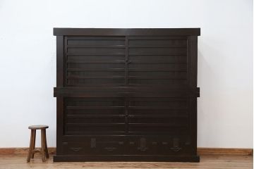 アンティーク家具　古民具・骨董　重厚!二段重ね横桟引き戸　特大収納箪笥(水屋箪笥、食器棚、収納棚)
