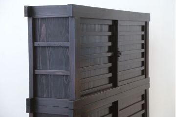 アンティーク家具　古民具・骨董　重厚!二段重ね横桟引き戸　特大収納箪笥(水屋箪笥、食器棚、収納棚)