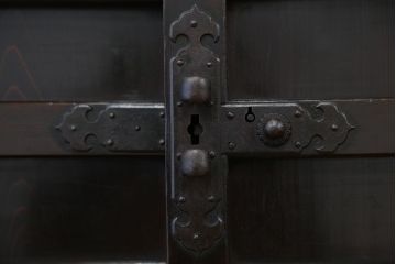 アンティーク家具　古民具・骨董　重厚!二段重ね横桟引き戸　特大収納箪笥(水屋箪笥、食器棚、収納棚)