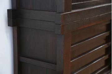 アンティーク家具　古民具・骨董　重厚!二段重ね横桟引き戸　特大収納箪笥(水屋箪笥、食器棚、収納棚)