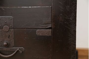 アンティーク家具　古民具・骨董　重厚!二段重ね横桟引き戸　特大収納箪笥(水屋箪笥、食器棚、収納棚)
