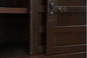 アンティーク家具　古民具・骨董　重厚!二段重ね横桟引き戸　特大収納箪笥(水屋箪笥、食器棚、収納棚)