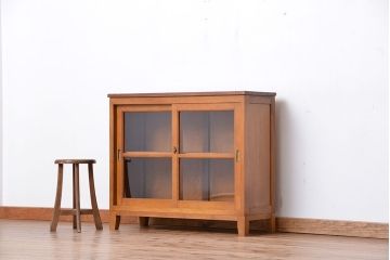 レトロ家具　昭和レトロ ライトブラウン ガラス引き戸のアンティーク脚付き収納棚(陳列ケース・食器棚)