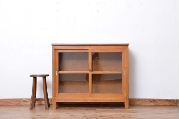 レトロ家具　昭和レトロ ライトブラウン ガラス引き戸のアンティーク脚付き収納棚(陳列ケース・食器棚)