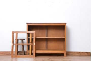 レトロ家具　昭和レトロ ライトブラウン ガラス引き戸のアンティーク脚付き収納棚(陳列ケース・食器棚)